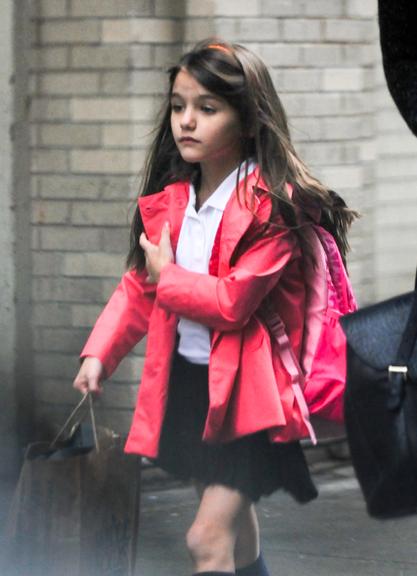 Suri Cruise exibe seu uniforme escolar em passeio com a mãe