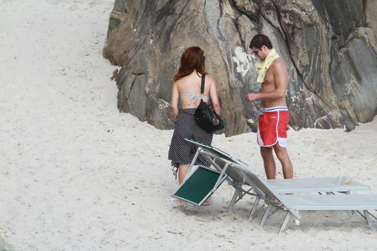 Mayana Neiva em clima de romance na praia