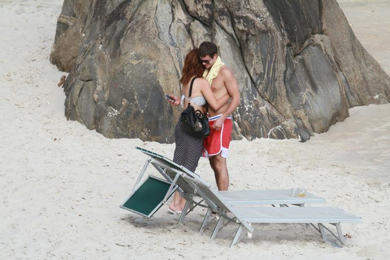 Mayana Neiva em clima de romance na praia