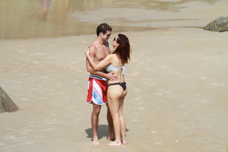 Mayana Neiva em clima de romance na praia