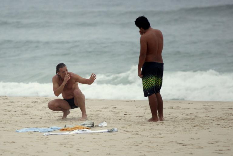 Marcello Novaes se exercita com o filho Diogo, na praia da Barra