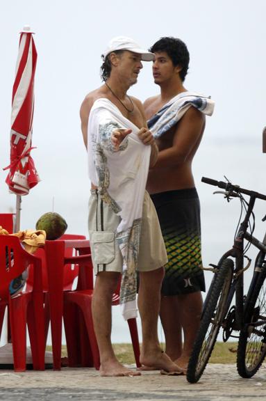 Marcello Novaes se exercita com o filho Diogo, na praia da Barra