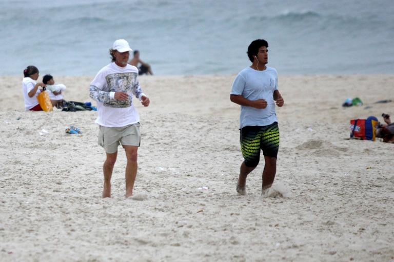 Marcello Novaes se exercita com o filho Diogo, na praia da Barra