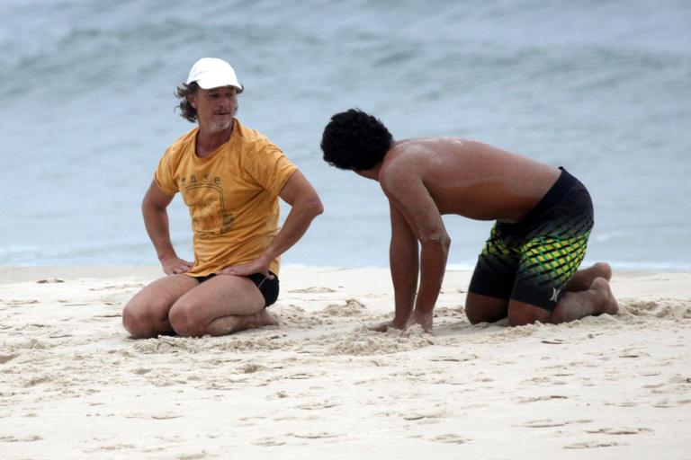 Marcello Novaes se exercita com o filho Diogo, na praia da Barra