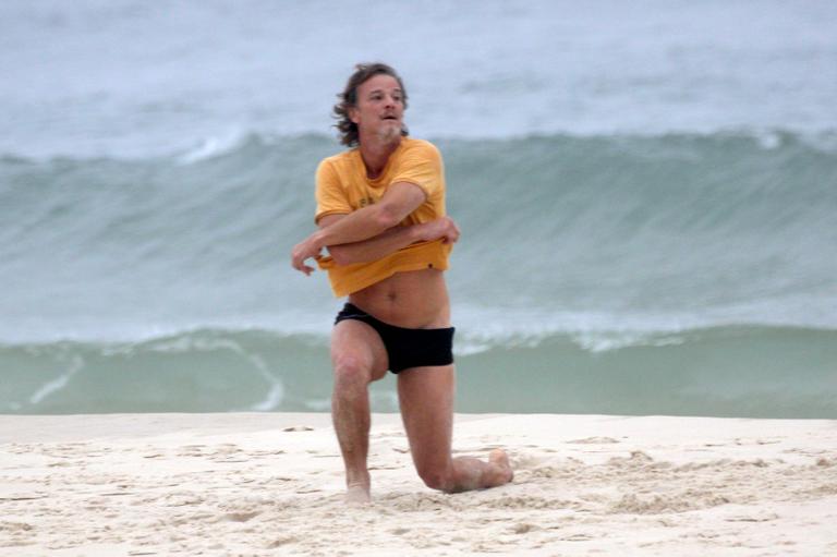 Marcello Novaes se exercita com o filho Diogo, na praia da Barra