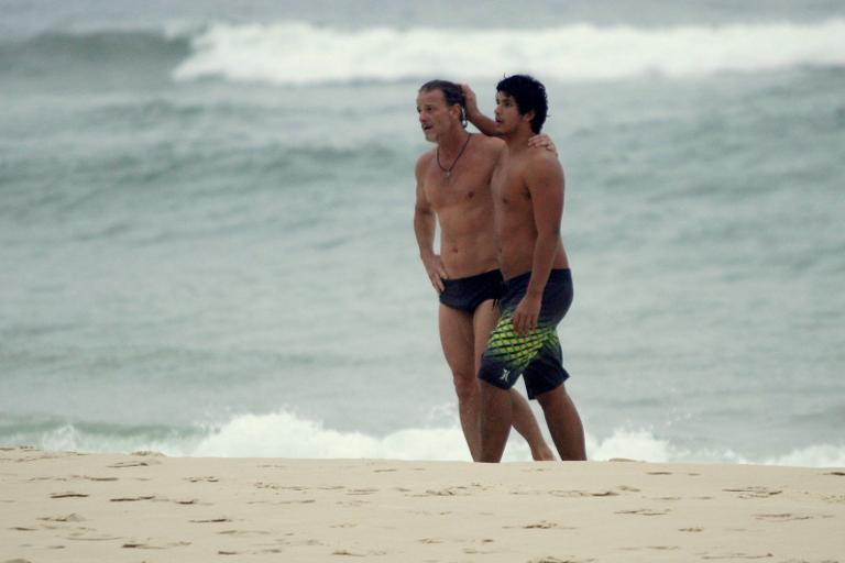 Marcello Novaes se exercita com o filho Diogo, na praia da Barra