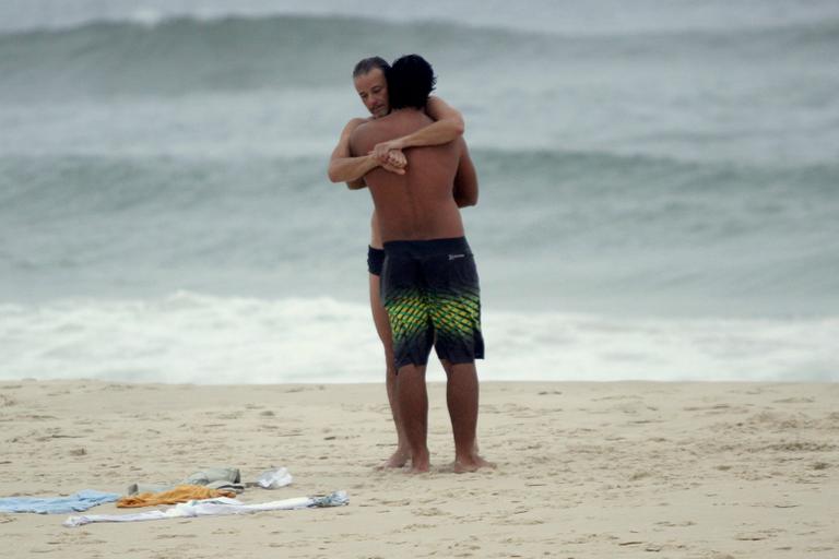 Marcello Novaes se exercita com o filho Diogo, na praia da Barra