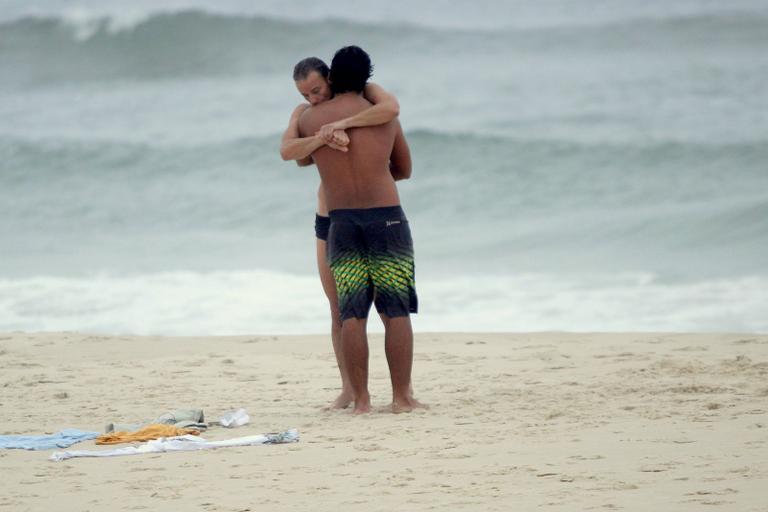 Marcello Novaes se exercita com o filho Diogo, na praia da Barra