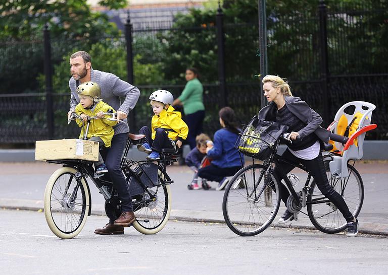 Naomi Watts passeia de bicicleta com o amado e os herdeiros por Nova York, Estados Unidos