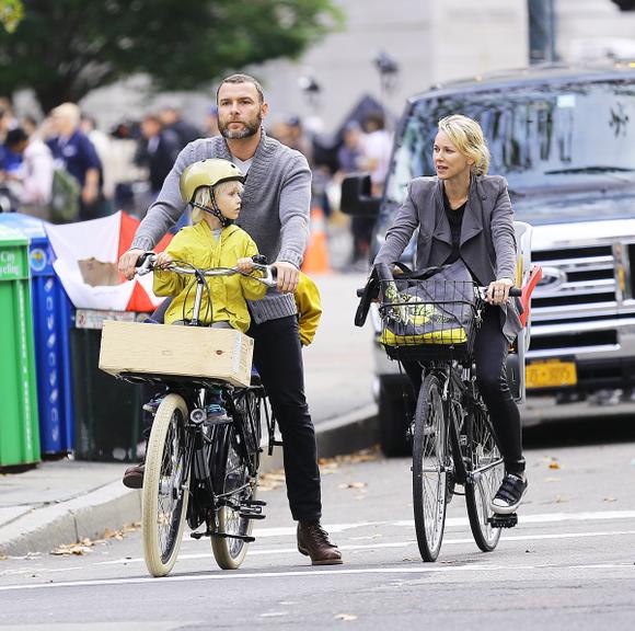 Naomi Watts passeia de bicicleta com o amado e os herdeiros por Nova York, Estados Unidos