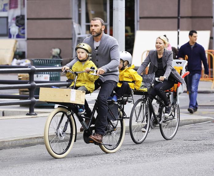 Naomi Watts passeia de bicicleta com o amado e os herdeiros por Nova York, Estados Unidos