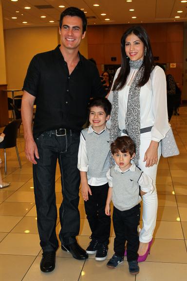 Carlos Casagrande e Marcelly Anselmé com os filhos Theo e Luca