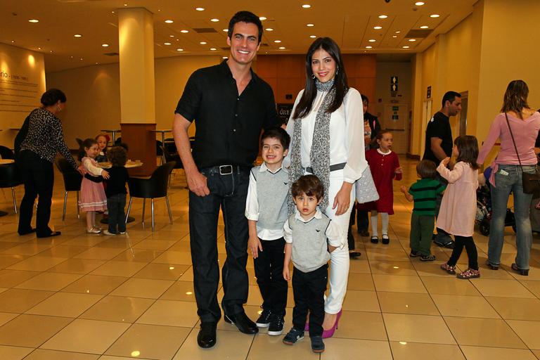 Carlos Casagrande e Marcelly Anselmé com os filhos Theo e Luca