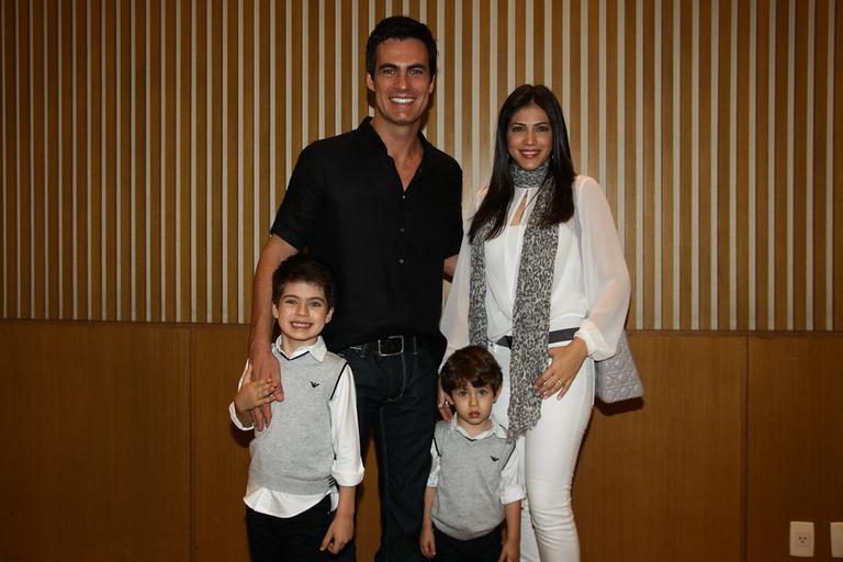 Carlos Casagrande e Marcelly Anselmé com os filhos Theo e Luca