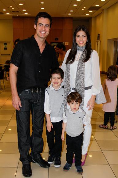 Carlos Casagrande e Marcelly Anselmé com os filhos Theo e Luca