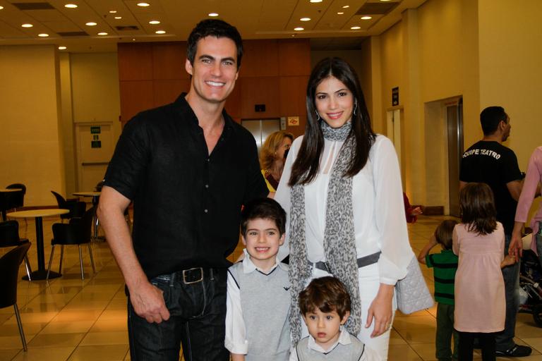 Carlos Casagrande e Marcelly Anselmé com os filhos Theo e Luca