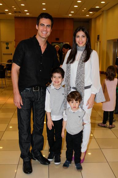 Carlos Casagrande e Marcelly Anselmé com os filhos Theo e Luca