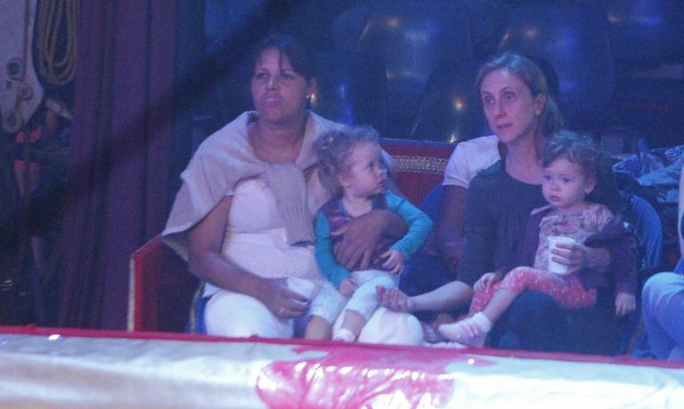 Betty Gofman e suas gêmeas Alice e Helena se divertem no circo