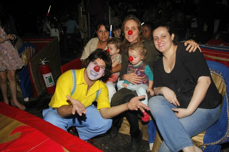 Betty Gofman e suas gêmeas Alice e Helena se divertem no circo