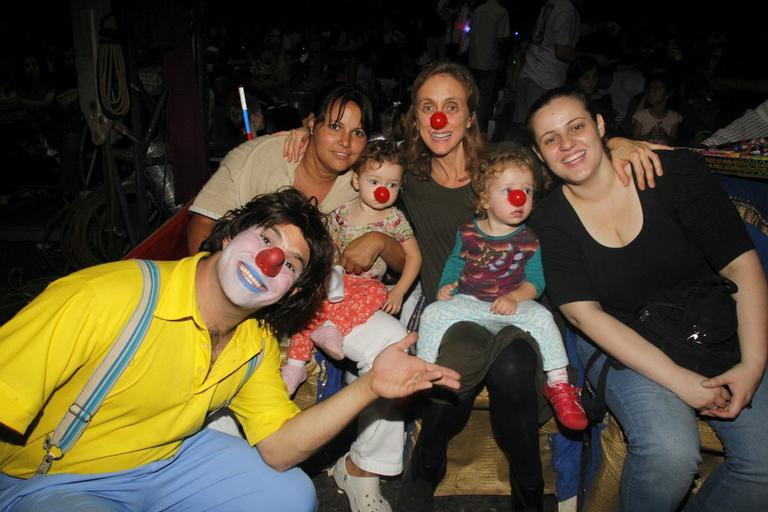 Betty Gofman e suas gêmeas Alice e Helena se divertem no circo