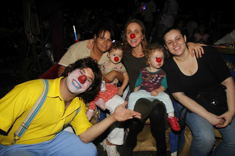 Betty Gofman e suas gêmeas Alice e Helena se divertem no circo