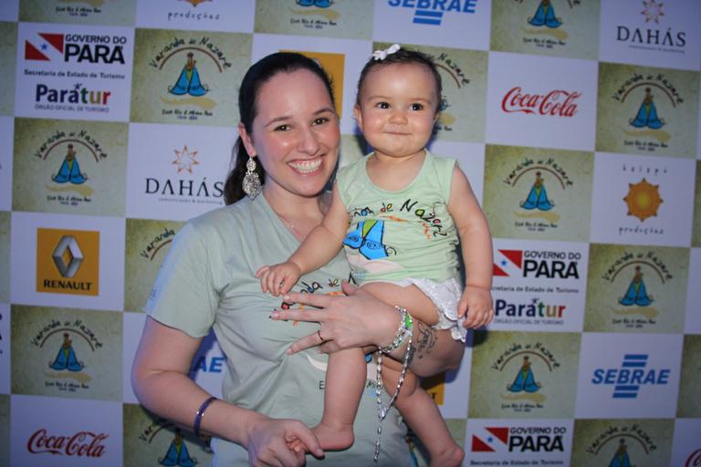 Mariana Belém com sua filha Laura