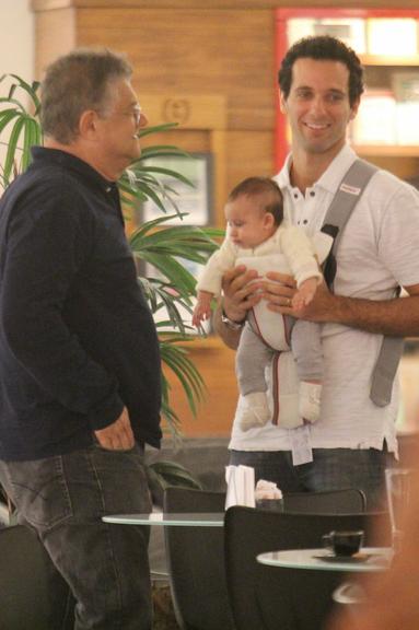 Mouhamed Harfouch passeia com o filho