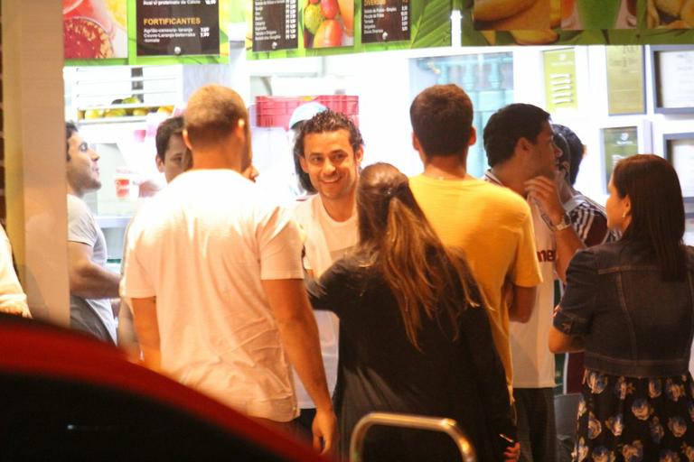 Fred lancha e conversa com fãs no Rio