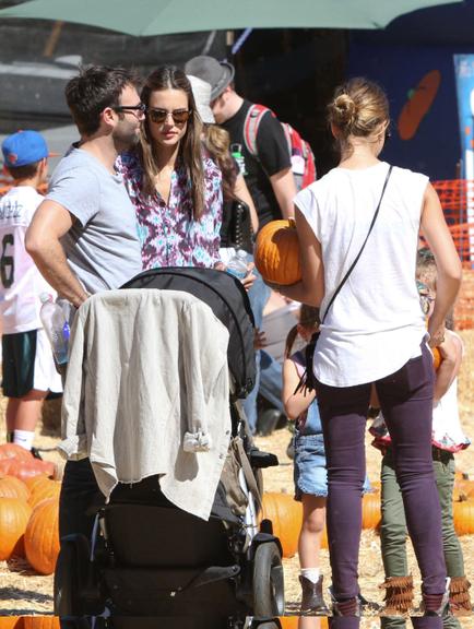 Alessandra Ambrosio e Jessica Alba se encontram em plantação de abóbora