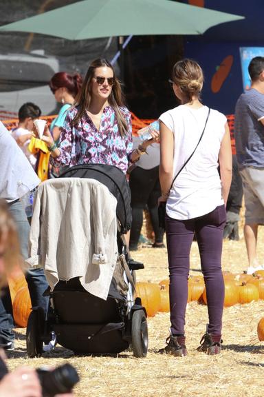 Alessandra Ambrosio e Jessica Alba se encontram em plantação de abóbora