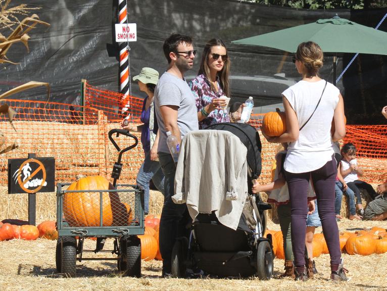 Alessandra Ambrosio e Jessica Alba se encontram em plantação de abóbora