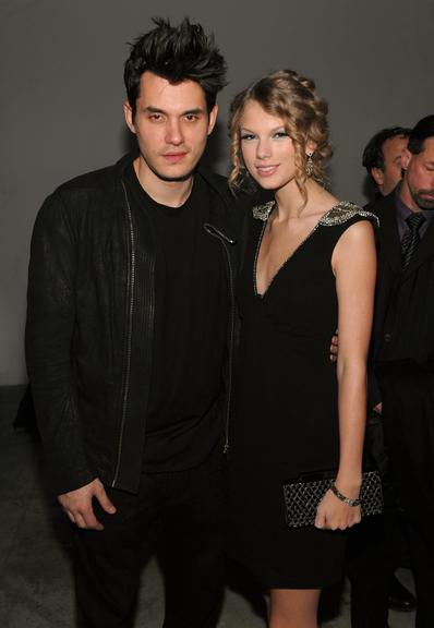 John Mayer terminou com Taylor Swift em 2009. A cantora lançou a música 'Dear John' onde diz claramente: 'Você não acha que era muito jovem pra você jogar seus joguinhos quando eu te amava tanto?'