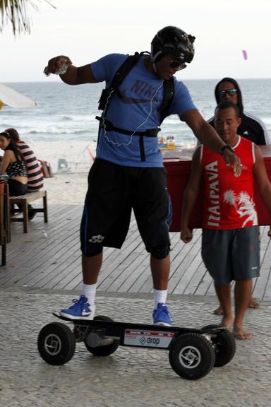 Anderson Silva é visto andando de skate no Rio