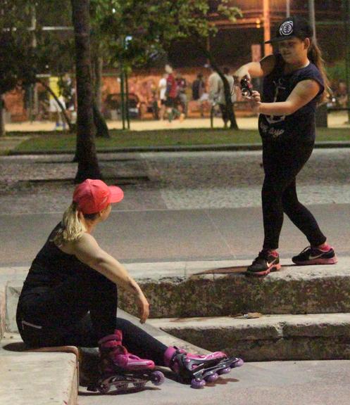 Ana Karolina Lannes se diverte com a irmã Letícia no Rio de Janeiro