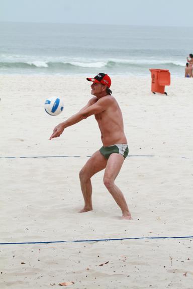 Marcello Novaes na praia da Barra da Tijuca