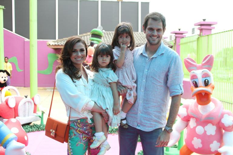 Giovanna Antonelli e Leonardo Nogueira com as gêmeas Sofia e Antonia