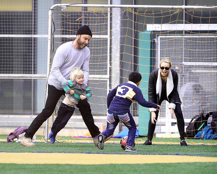 Naomi Watts joga bola com os filhos em Nova York, nos Estados Unidos