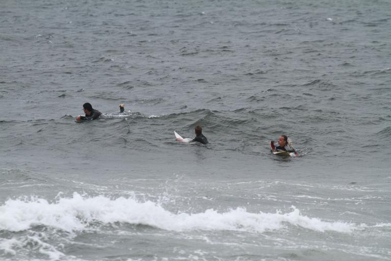 Marcello Novaes surfando com os filhos Pedro e Diogo