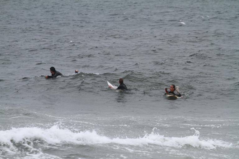 Marcello Novaes surfando com os filhos Pedro e Diogo