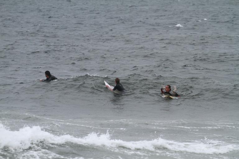 Marcello Novaes surfando com os filhos Pedro e Diogo