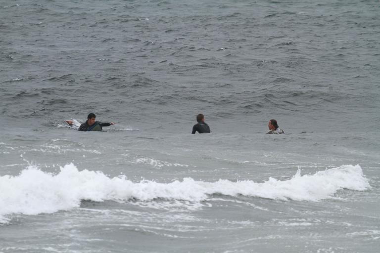 Marcello Novaes surfando com os filhos Pedro e Diogo