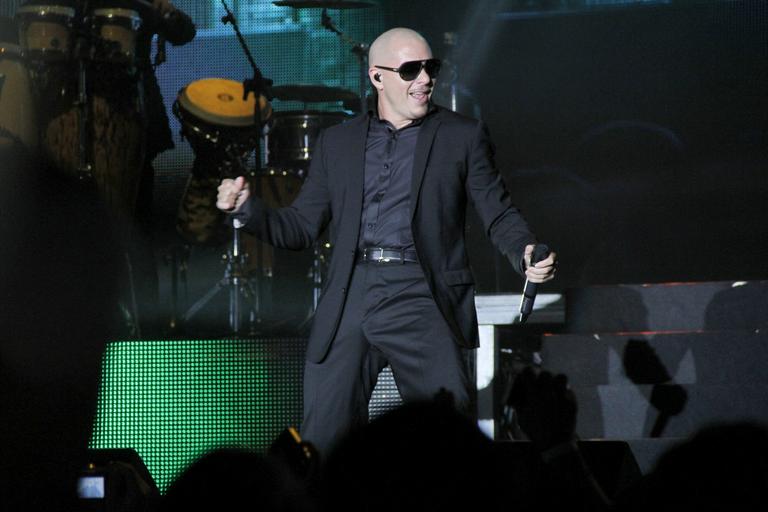 PitBull recebe famosos em show