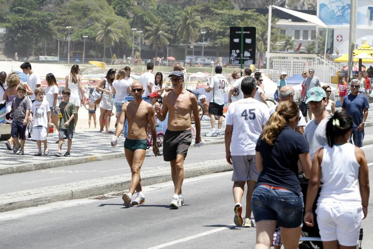 Marcos Caruso caminha no Leblon