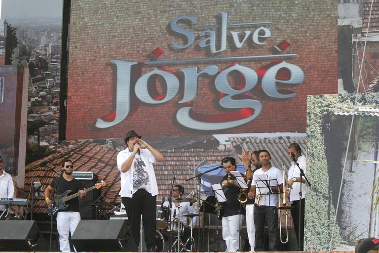 Tiago Abravanel comemora aniversário com show no Morro do Alemão, no Rio de Janeiro