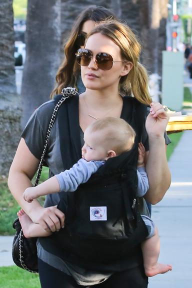 Hilary Duff e seu pequeno Luca Cruz em passeio por Los Angeles