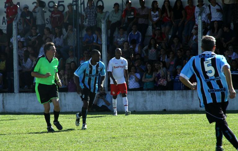 Thiaguinho vira gremista em futebol dos artistas