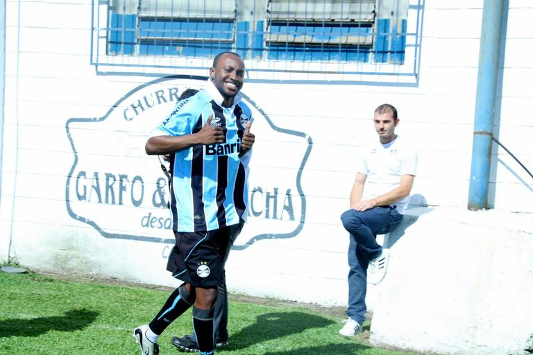 Thiaguinho vira gremista em futebol dos artistas