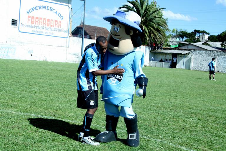 Thiaguinho vira gremista em futebol dos artistas