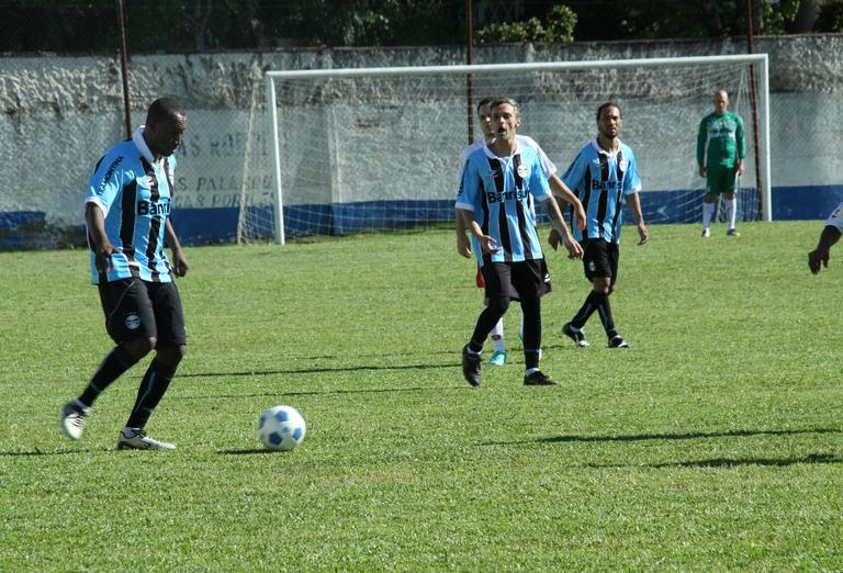 Thiaguinho vira gremista em futebol dos artistas