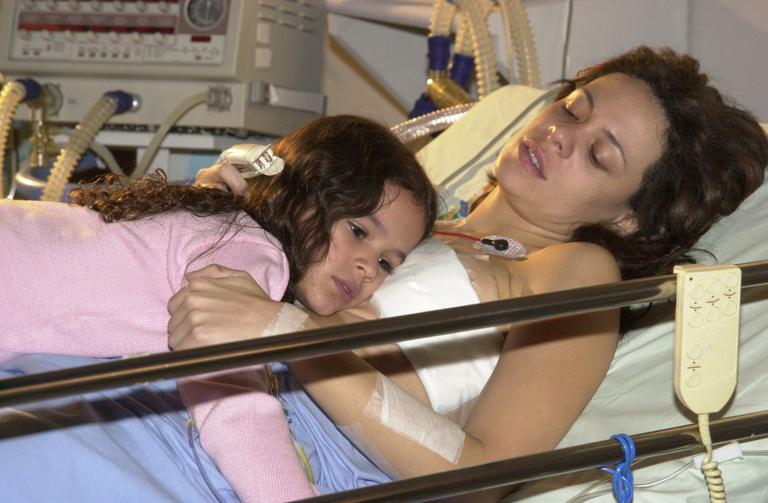 Celeste (Bruna Marquezine) com Fernanda (Vanessa Gerbelli) na novela 'Mulheres Apaixonadas', em 2003